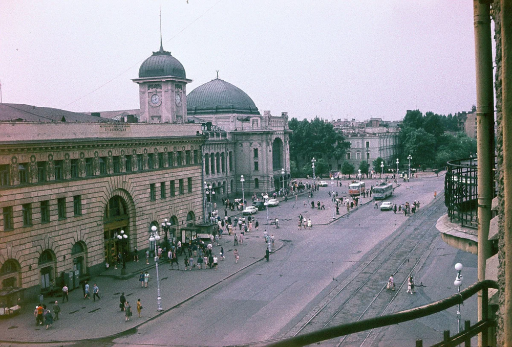 Для начала отправимся на Загородный проспект и посмотрим, как в те годы выглядела площадь перед Витебским вокзалом.