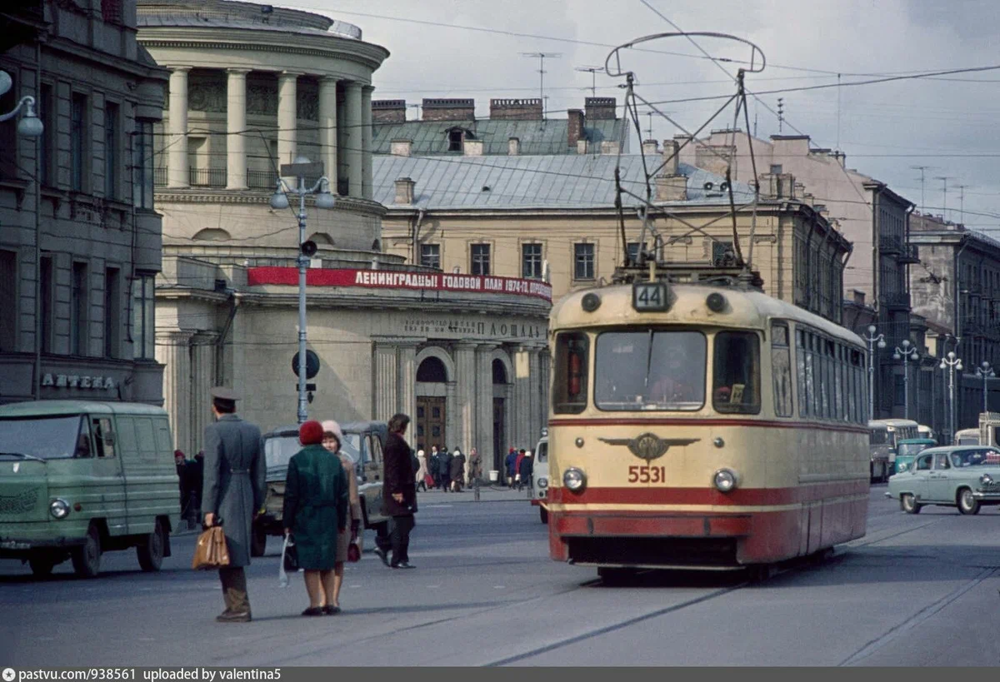 Трамвай 44 маршрута на Лиговском проспекте на фоне станции метро "Площадь Восстания".