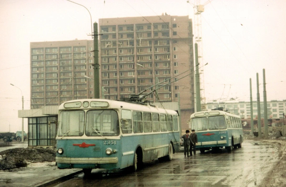 Троллейбусное кольцо на углу Светлановского и Суздальского проспектов.