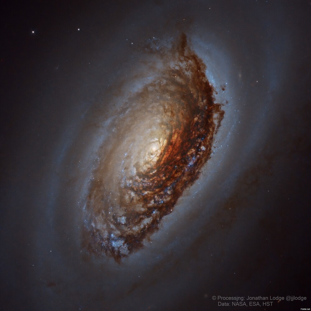 Эту большую, яркую и красивую спиральную галактику Мессье 64 часто называют г...