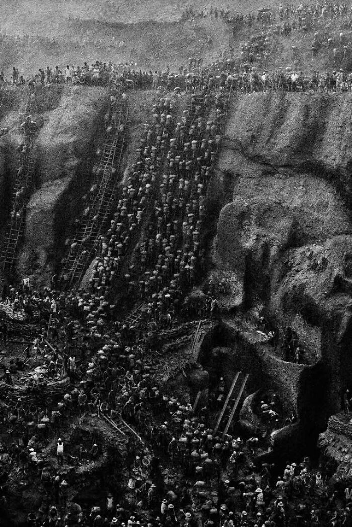 34. Шахтеры на золотом руднике Серра Пелада в Бразилии, 1980-е годы