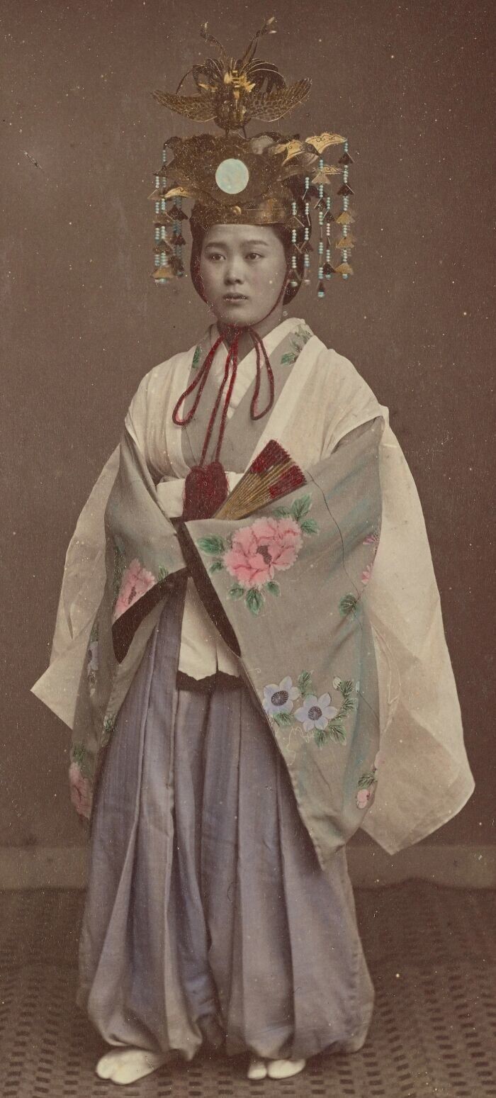 28. Японка в необычном головном уборе 1870-1890-е года