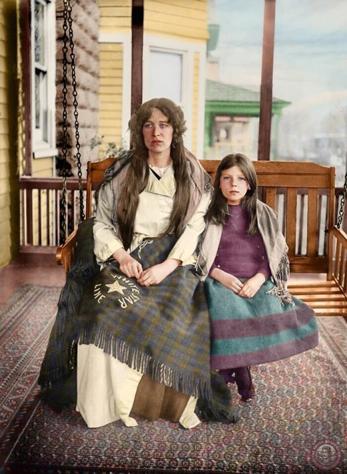 16. Выжившие пассажиры "Титаника" Марджори и Шарлотта Коллиер в Нью-Йорке, 1912 год