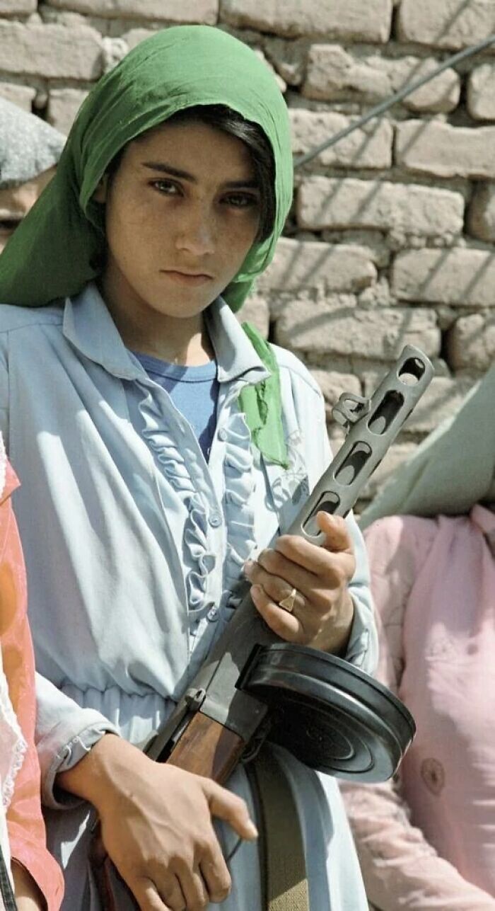 8. Двадцатилетняя Арифа охраняет свою деревню от моджахедов, Афганистан, 1987 год