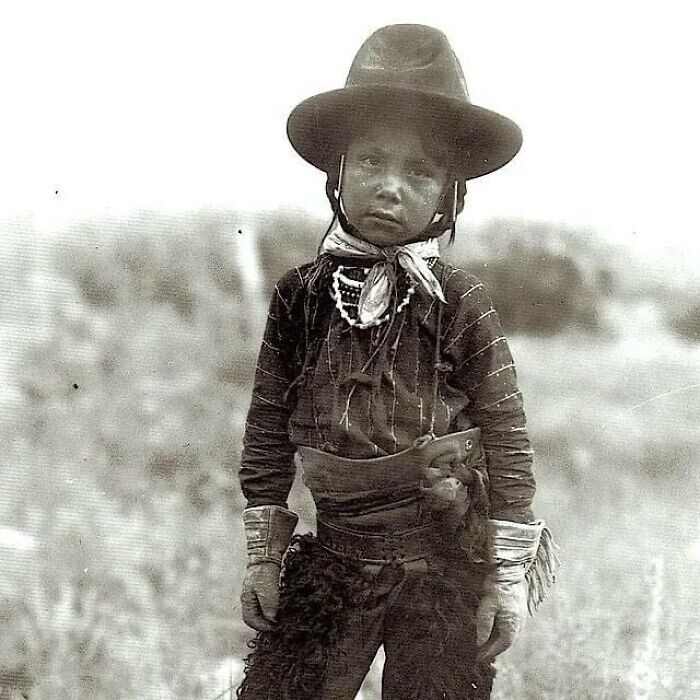 23. Мальчик из племени Кроу, 1910 год