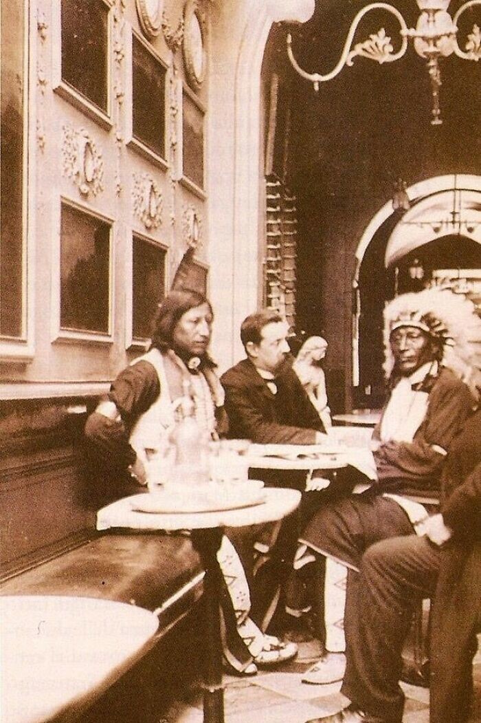 26. Джейкоб Белоглазый, Железный Хвост и Буффало Билл Коди в кафе "Греко" в Риме во время шоу-тура Буффало Билла по Европе в 1890 году