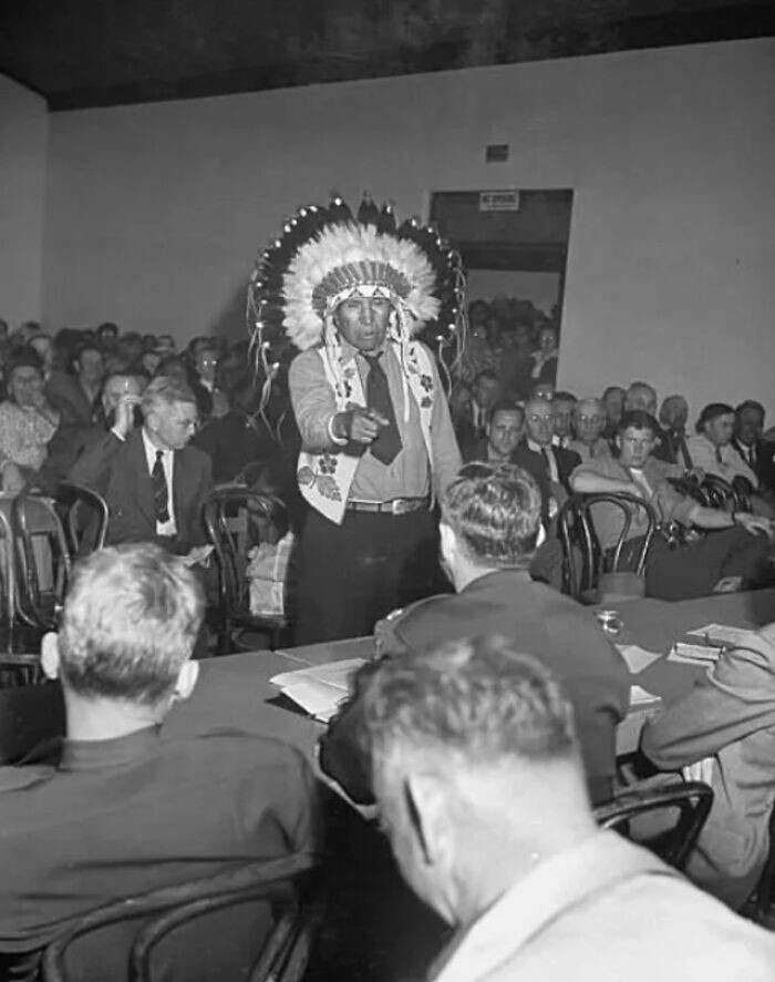 18. Индейский вождь обсуждает с офицерами строительство плотины Гаррисон, Северная Дакота, 1946 год