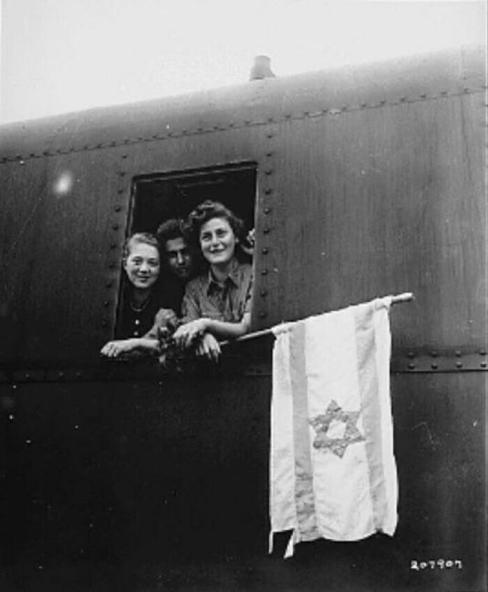 9. Трое ребят на пути в Палестину после освобождения из концлагеря Бухенвальд. Девочка слева - из Польши, мальчик в центре - из Латвии, девочка справа - из Венгрии, 1945 год