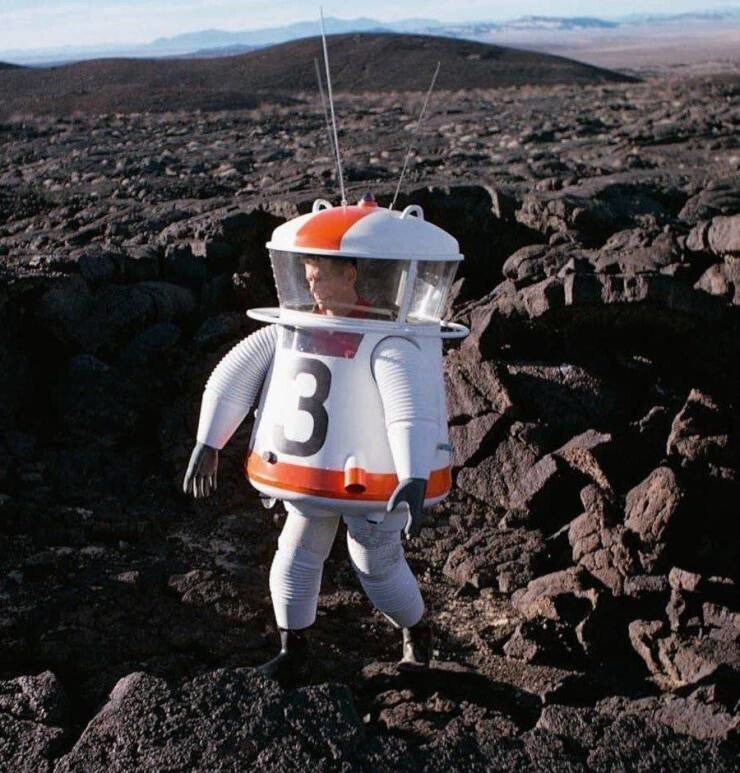 41. Испытание прототипа скафандра, предназначенного для программы "Аполлон" по высадке на Луну, пустыня Мохаве, Калифорния, 1962 год