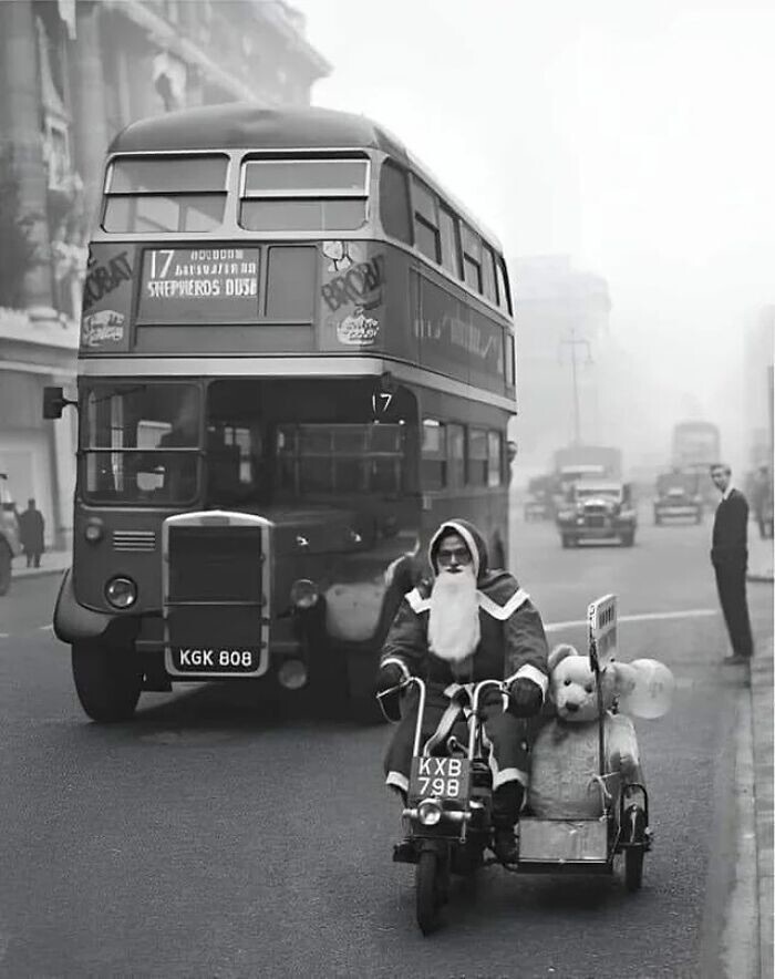 44. Санта-Клаус едет на мотоцикле по Оксфорд-стрит в Лондоне, Англия, 17 декабря 1949 года