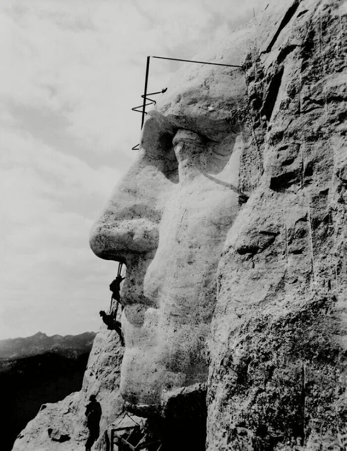 50. Работа над барельефом Джорджа Вашингтона на горе Рашмор, Южная Дакота, США, 1932 год