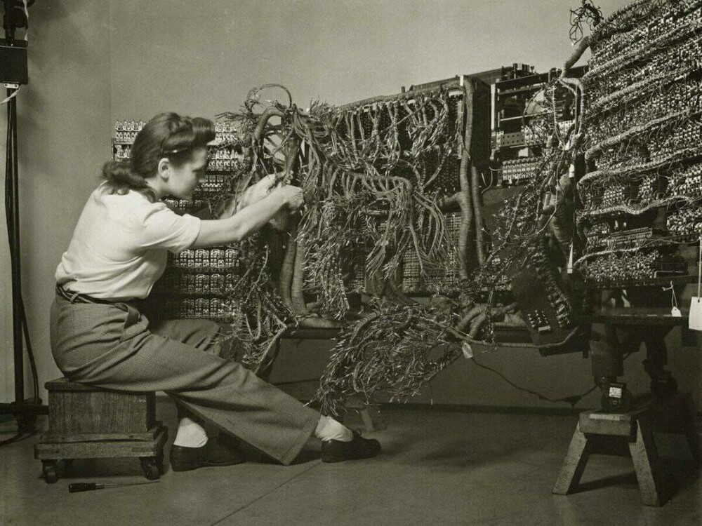 11. Инженер подключает один из первых компьютеров IBM, 1958 год