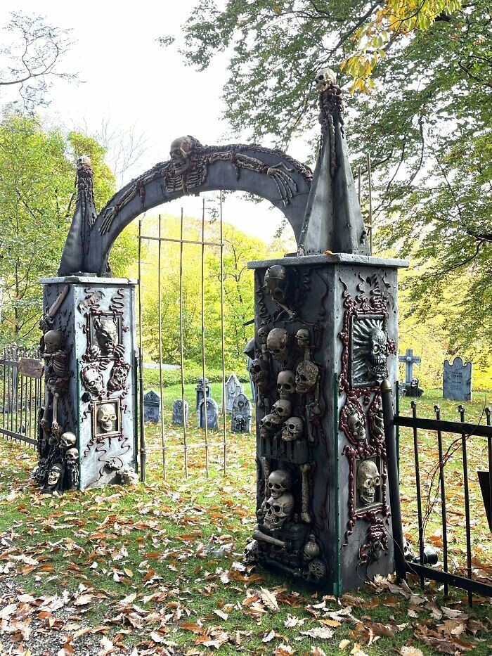 6. "Я сделал эти кладбищенские ворота из изоляционной пены, пластиковых скелетов и краски"