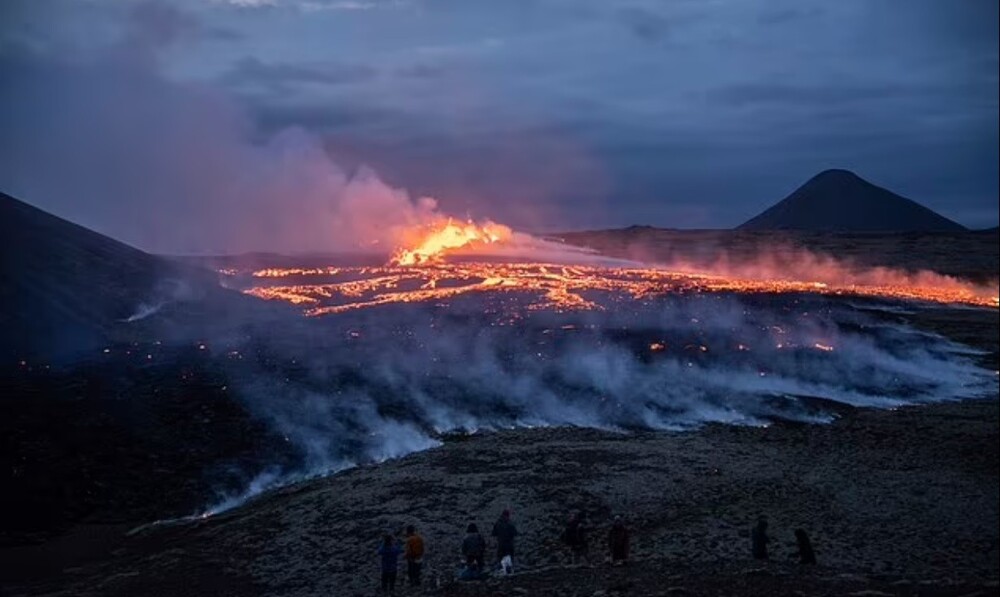 Впечатляющие кадры обрушения кратера вулкана в Исландии