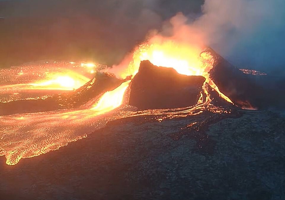 Впечатляющие кадры обрушения кратера вулкана в Исландии