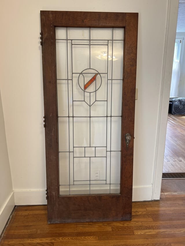 14. Старинная дверь со свинцовым стеклом