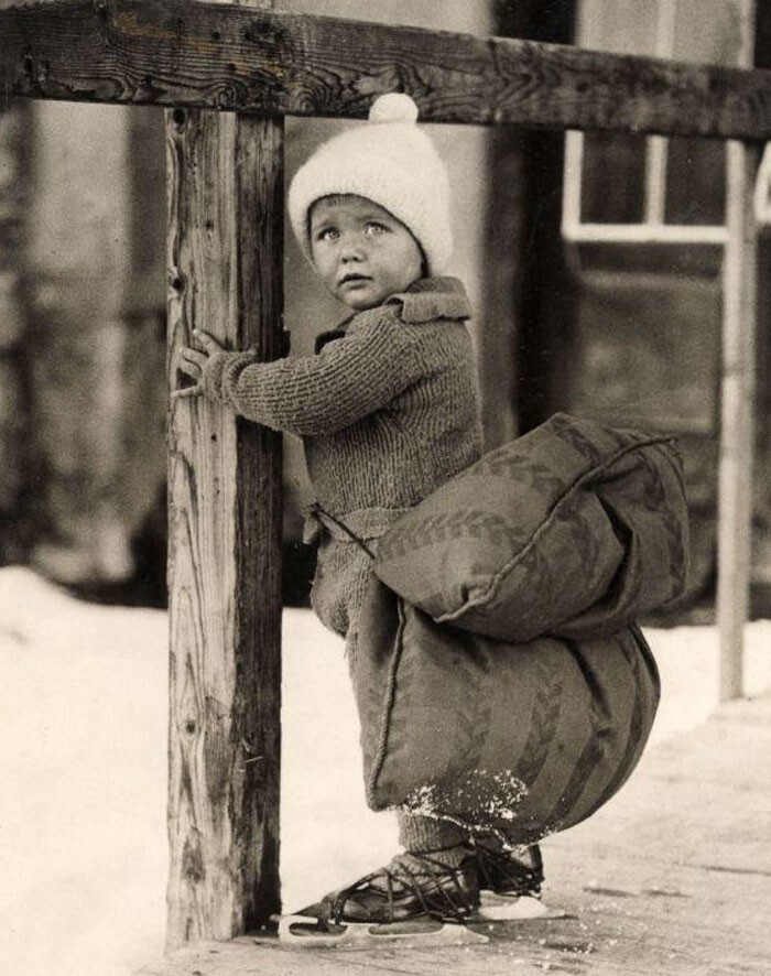 1. Немецкий мальчик катается на коньках с подушкой для смягчения падений, 1933 год