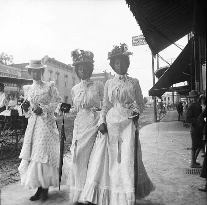 6. Три женщины на улицах Техаса, 1899 год