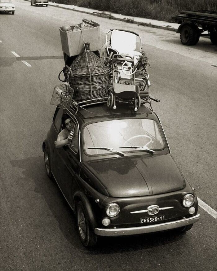 23. Семья отправилась в поездку на маленьком Fiat 500. Италия, 1967 год