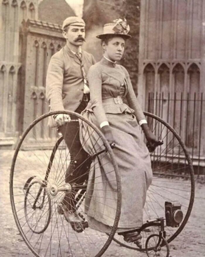 27. Пара викторианской эпохи на велосипеде-тандеме, 1890-е годы