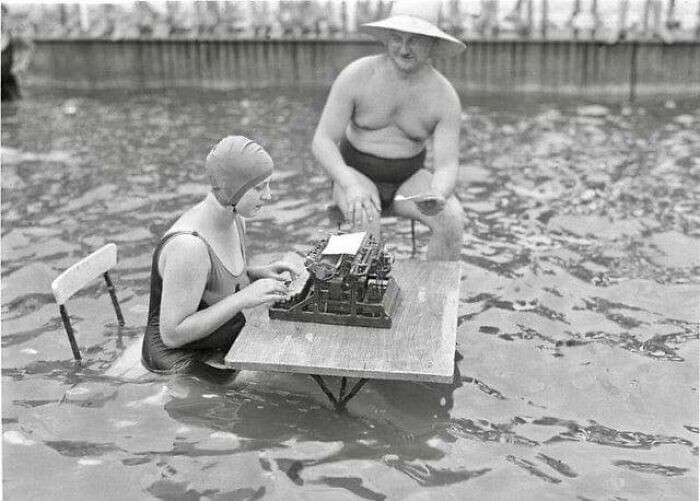 21. Немецкий предприниматель и секретарь работают в бассейне во время сильной жары. Берлин, Германия, 1926 год