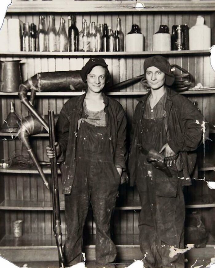 8. Две сестры, арестованные за самогоноварение во время сухого закона в США, 1921 год