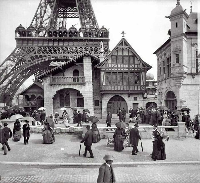 25. Открытие Эйфелевой башни, 1889 год