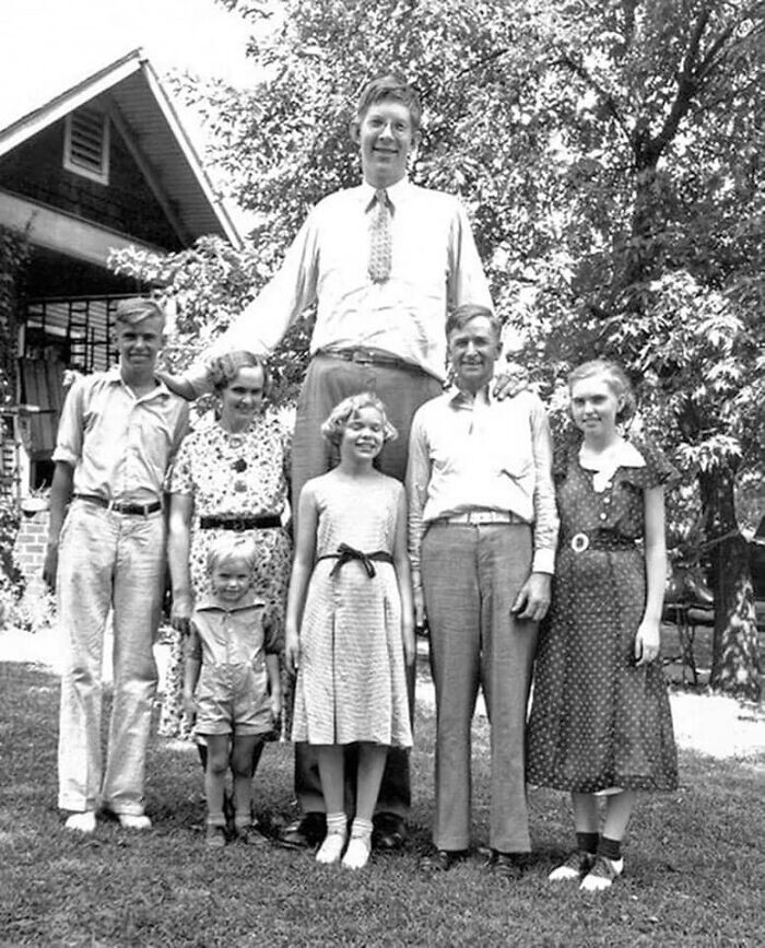 26. Роберт Уодлоу, самый высокий зарегистрированный человек в истории (2,72 м), с семьёй в 1935 году