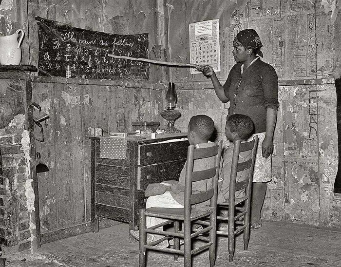 17. Мать преподаёт своим детям. Луизиана, США, 1937 год