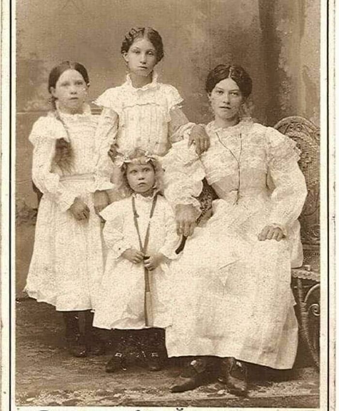 36. Портрет матери и дочерей, 1895 год