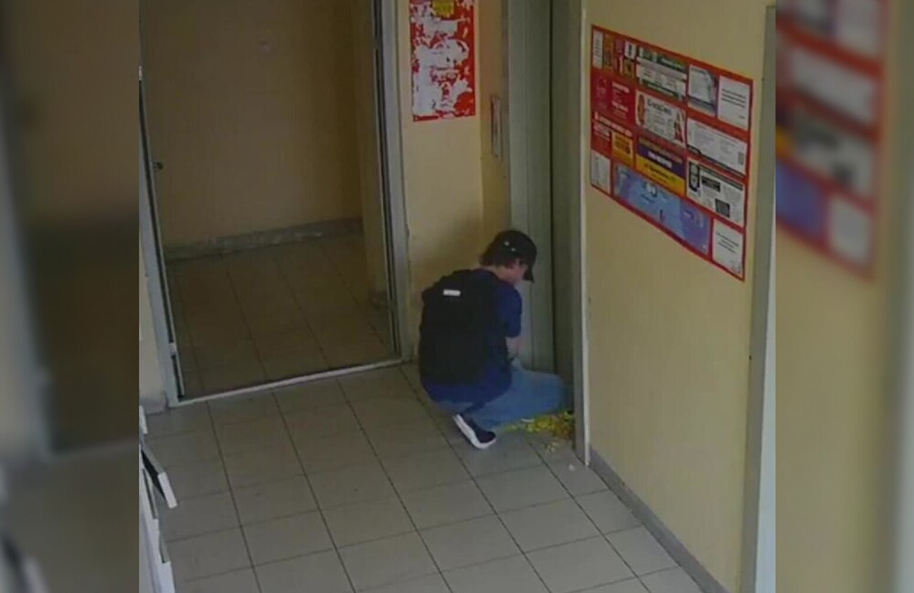 Новосибирцев возмутил парень, спихнувший гору мусора в шахту лифта