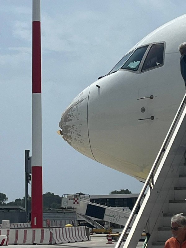 А вот и новая аэрофобия:  самолет был вынужден совершить аварийную посадку в Риме из-за града