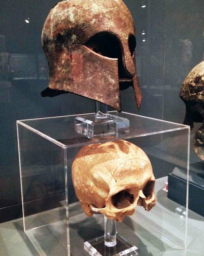 43. Коринфский шлем времен битвы при Марафоне (490 г. до н.э.) и череп воина