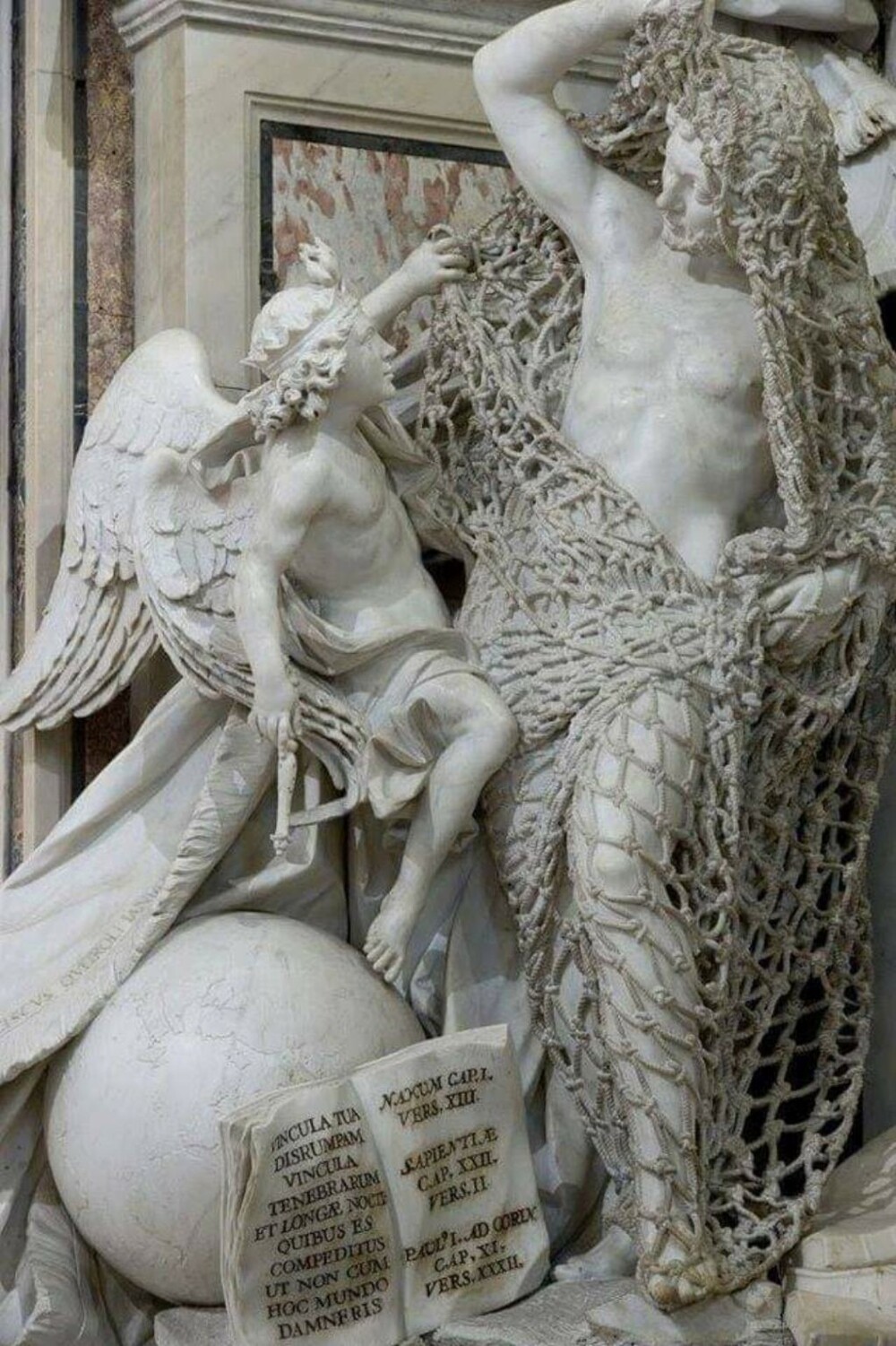 1. Скульптура XVIII века под названием под названием Disinganno ("Избавление от чар"). Работа Франческо Кейроло стала всемирно известной благодаря одной детали - рыбацкой сети, вырезанной вручную из цельного блока мрамора. Мастер работал над скульпту
