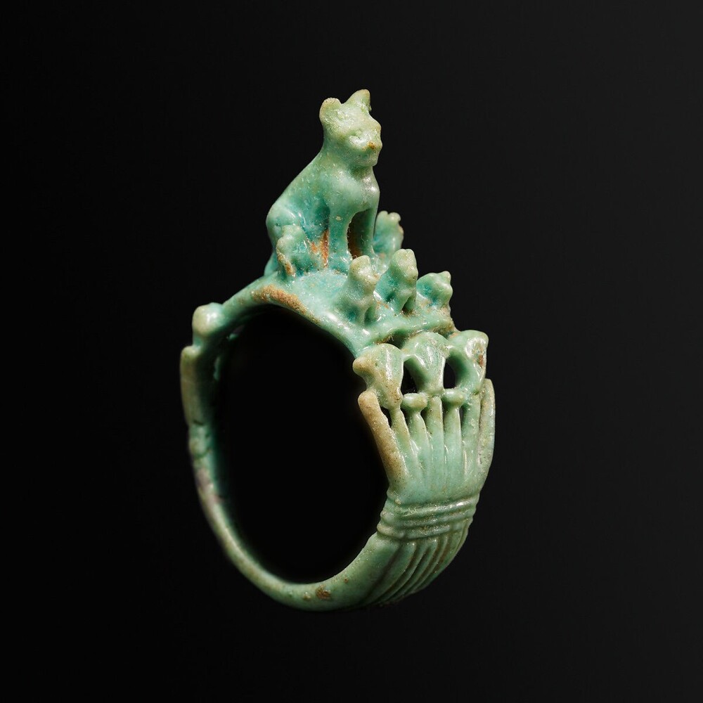 33. Древнеегипетское фаянсовое кольцо с изображением кошки и котят