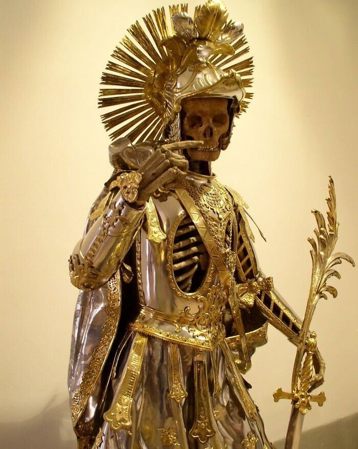 35. Скелет святого Панкратия в доспехах, собор Святого Николая, Швейцария