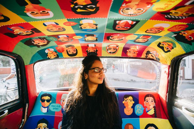 Дизайнер из Индии превращает салоны обычных такси в яркие арт-объекты