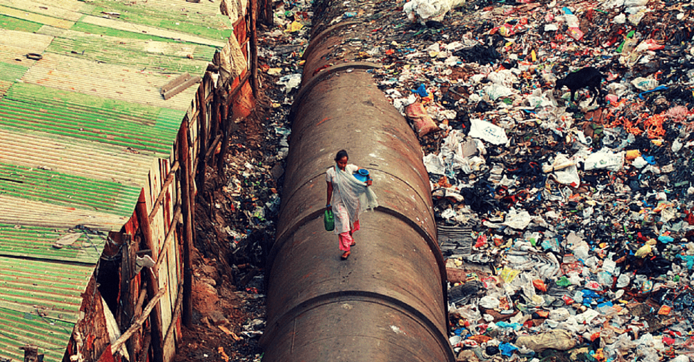 12. Водопроводная труба в Мумбаи, Индия. Такие трубы снабжают водой фешенебельные районы, где стоимость 3-комнатной квартиры превышает миллион долларов