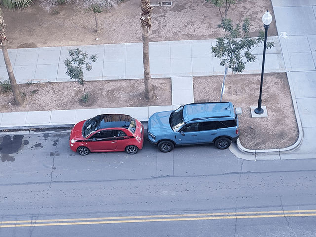 2. У соседей конфликт, поэтому они вечно подпирают друг друга на парковке