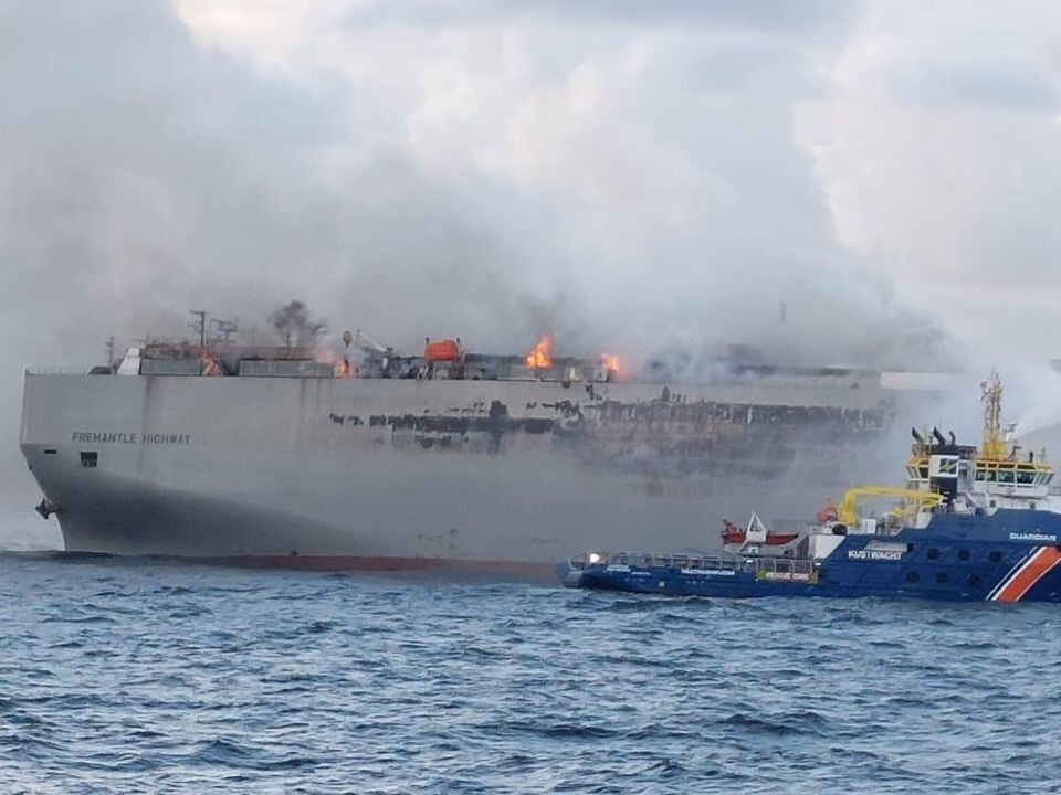 У берегов Нидерландов загорелось судно с 3 тысячами автомобилей на борту