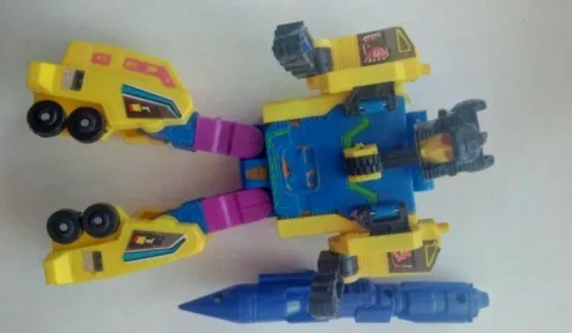 Игрушки "роботы-трансформеры", популярные в 90-е годы