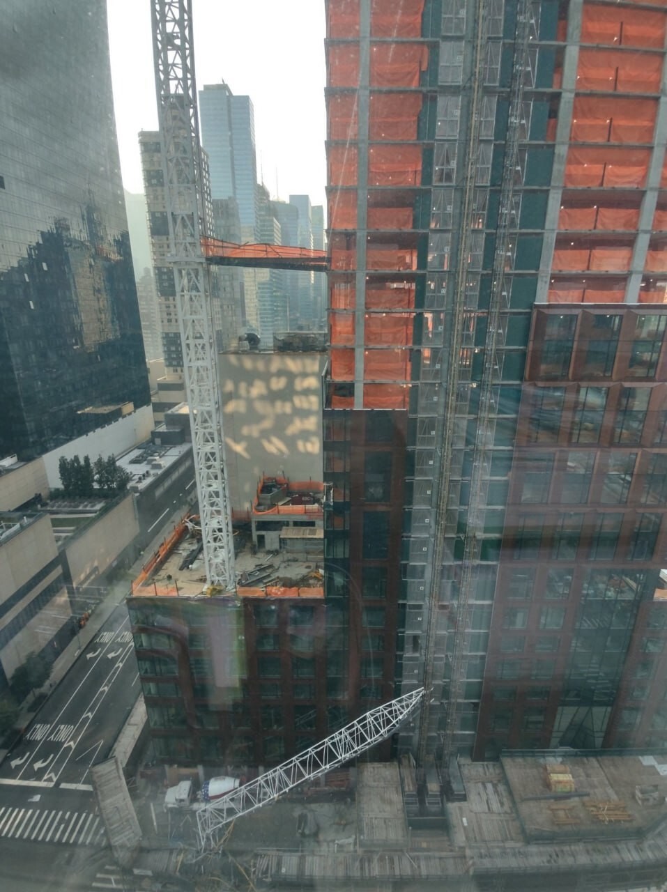 В Нью-Йорке строительный кран загорелся и рухнул