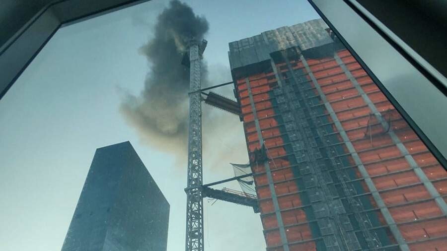 В Нью-Йорке строительный кран загорелся и рухнул