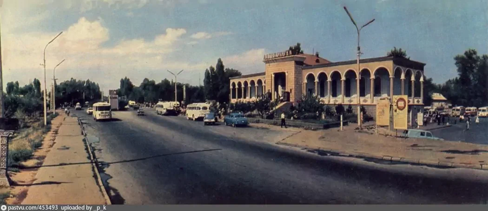 Фрунзе (ныне Бишкек, Киргизия), автовокзал восточный пригородный (просп. им. 50-летия Киргизской ССР), 1966-1967 годы.