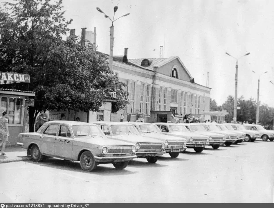 Дзержинск Горьковской области, стоянка такси у железнодорожного вокзала, начало 1980-х годов.