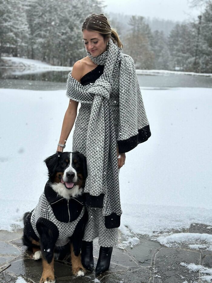 3. Девушка связала себе платье, шарф, и свитер для своего пса