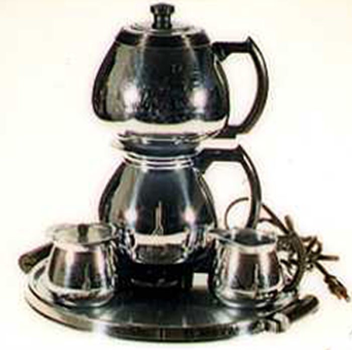 31. Электрическая кофеварка на подносе с сахарницей и сливочником, 1940-1946 года