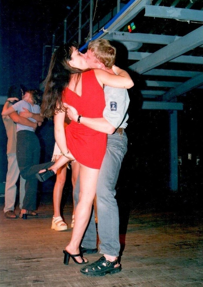 Влюблённые парочки на дискотеке. Самара, 1990-е годы.