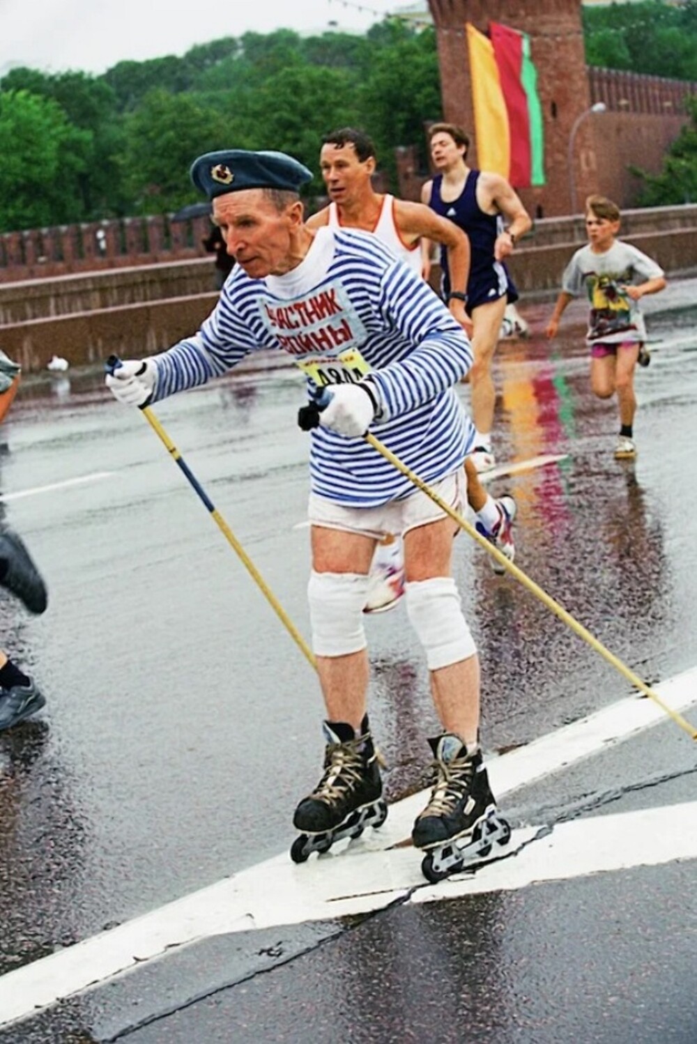 Ветеран Великой Отечественной войны на роликах во время марафона мира в Москве, август 1999 года.