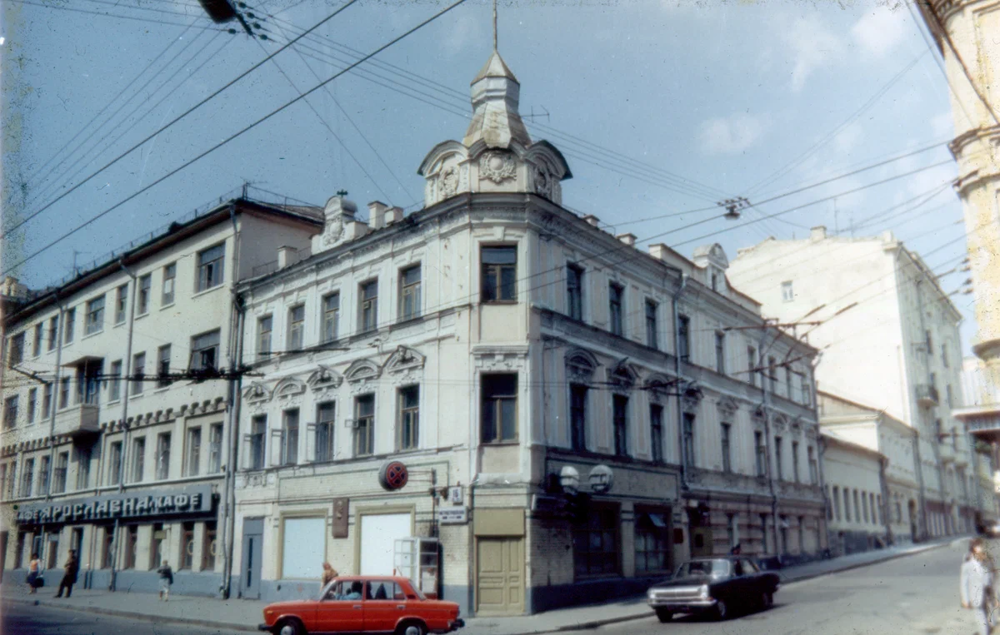 Дом на Метростроевской (ныне - Остоженка) улице, 16. Сейчас за ним выросло огромное здание Мультимедиа Арт Музея.